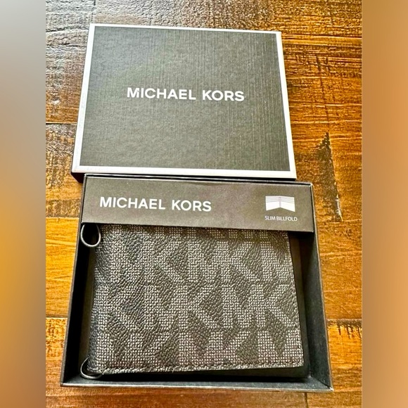 NIB Micheal Kors Wallet - Picture 1 of 3
